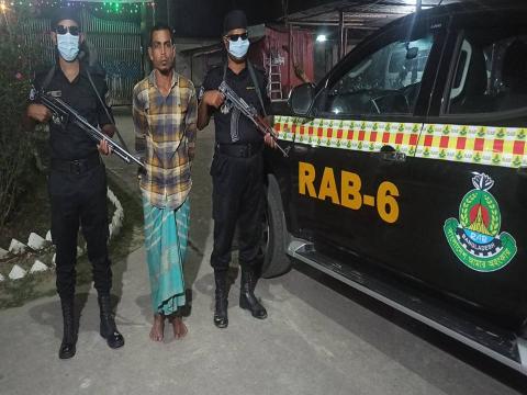 চুয়াডাঙ্গায় র‌্যাবের অভিযানে ফেন্সিডিলসহ একজন আটক