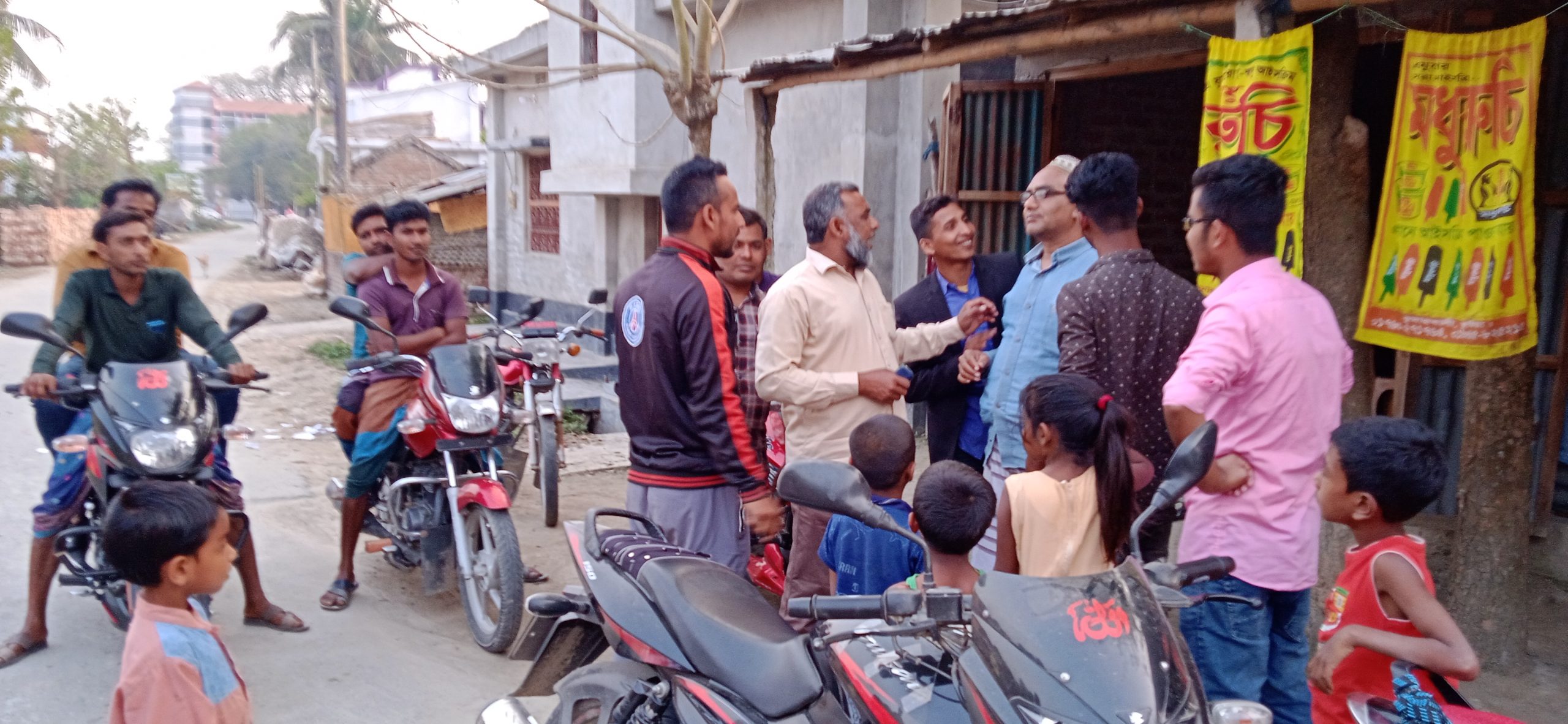 নতিপোতায় নেতা-কর্মীদের সাথে মতবিনিময়কালে বিএনপি নেতা আসমত আলী