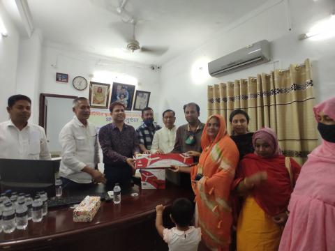 চুয়াডাঙ্গায় অটিস্টিক স্কুলে সিলিং ফ্যান প্রদানকালে এসপি জাহিদ