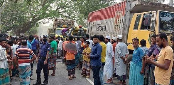 মেহেরপুর-চুয়াডাঙ্গা সড়কে দাঁড়িয়ে থাকা কাভার্ডভ্যানে ট্রাকের ধাক্কা