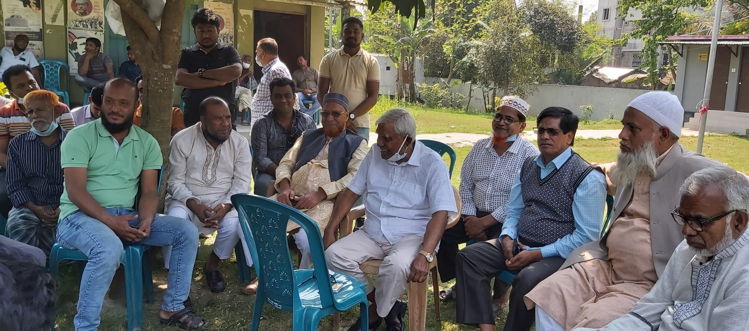 আলমডাঙ্গায় দলীয় নেতাকর্মীদের সঙ্গে মতবিনিময়কালে বীর মুক্তিযোদ্ধা ছেলুন জোয়ার্দ্দার এমপি