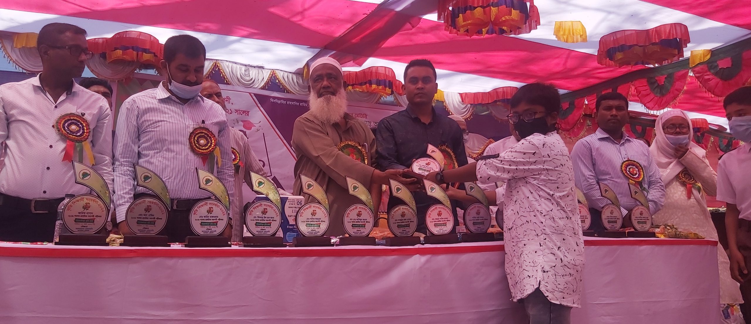 আলমডাঙ্গা একাডেমি মাধ্যমিক বিদ্যালয়ের কৃতি শিক্ষার্থীদের সংর্বধনা