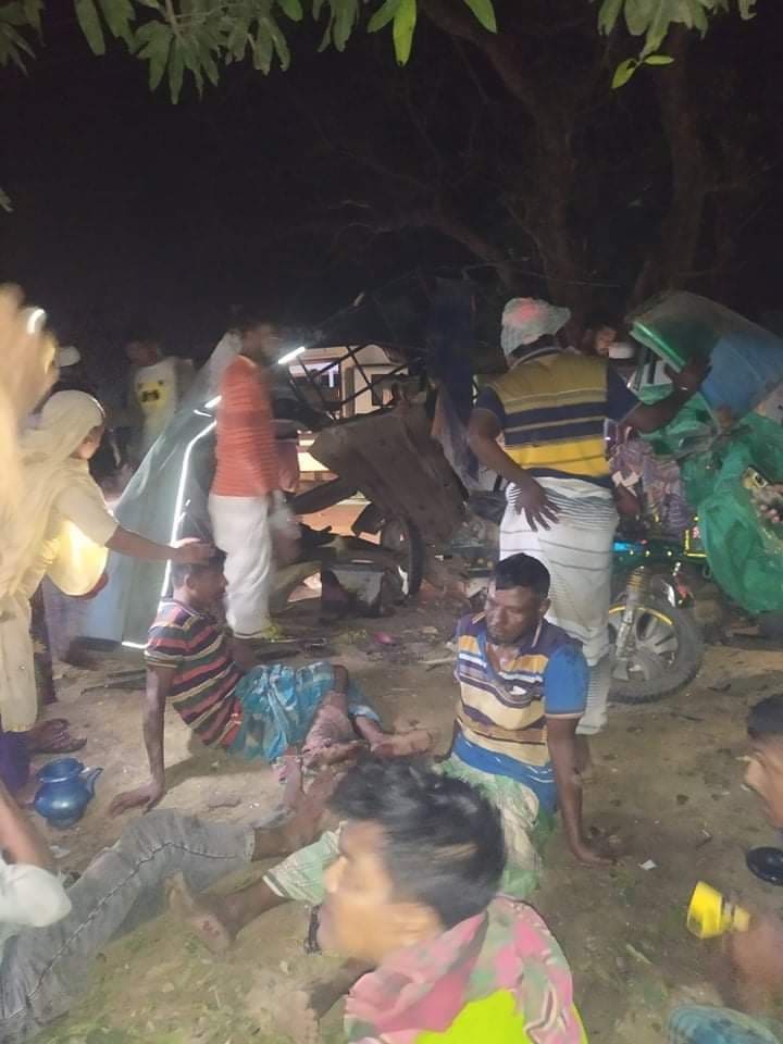চুয়াডাঙ্গায় প্রাইভেট কারের ধাক্কায় একই ইজিবাইকের চালকসহ নয়জন জখম, রেফার্ড