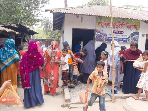 চুয়াডাঙ্গায় প্রতিবন্ধী ও পথশিশুদের মাঝে খাবার বিতরণ