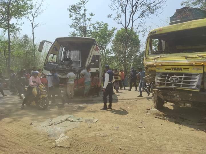 রয়েল এক্সপ্রেস ও ট্রাকের মুখোমুখী সংঘর্ষে আহত ৫