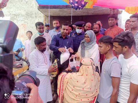 দামুড়হুদায় টিসিবির পণ্য বিতরণ কার্যক্রম পরিদর্শনকালে ডিসি আমিনুল ইসলাম