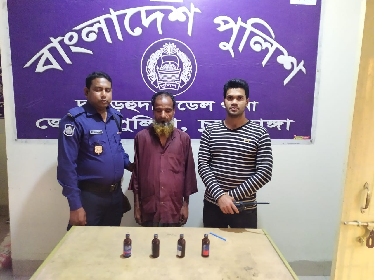 দামুড়হুদায় ফেনসিডিলসহ মাদক ব্যবসায়ী আটক