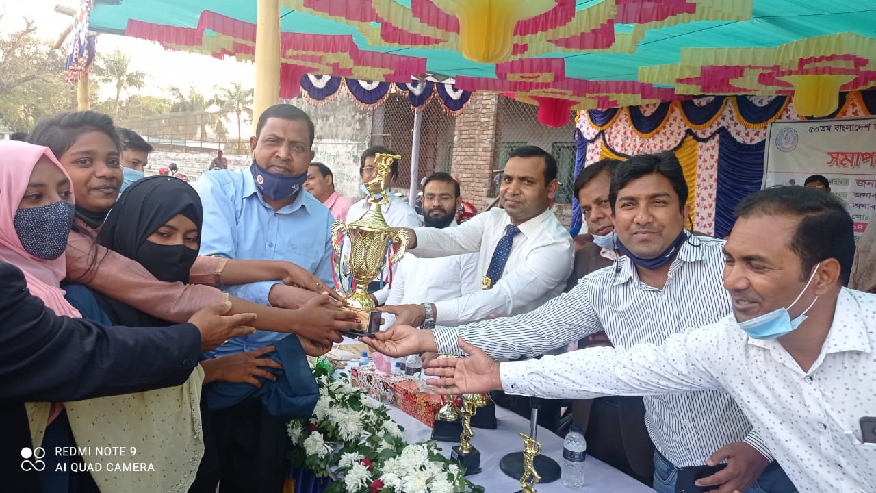 চুয়াডাঙ্গায় আন্তঃস্কুল-মাদরাসা শীতকালীন ক্রীড়া প্রতিযোগিতার পুরস্কার বিতরণকালে ডিসি আমিনুল ইসলাম
