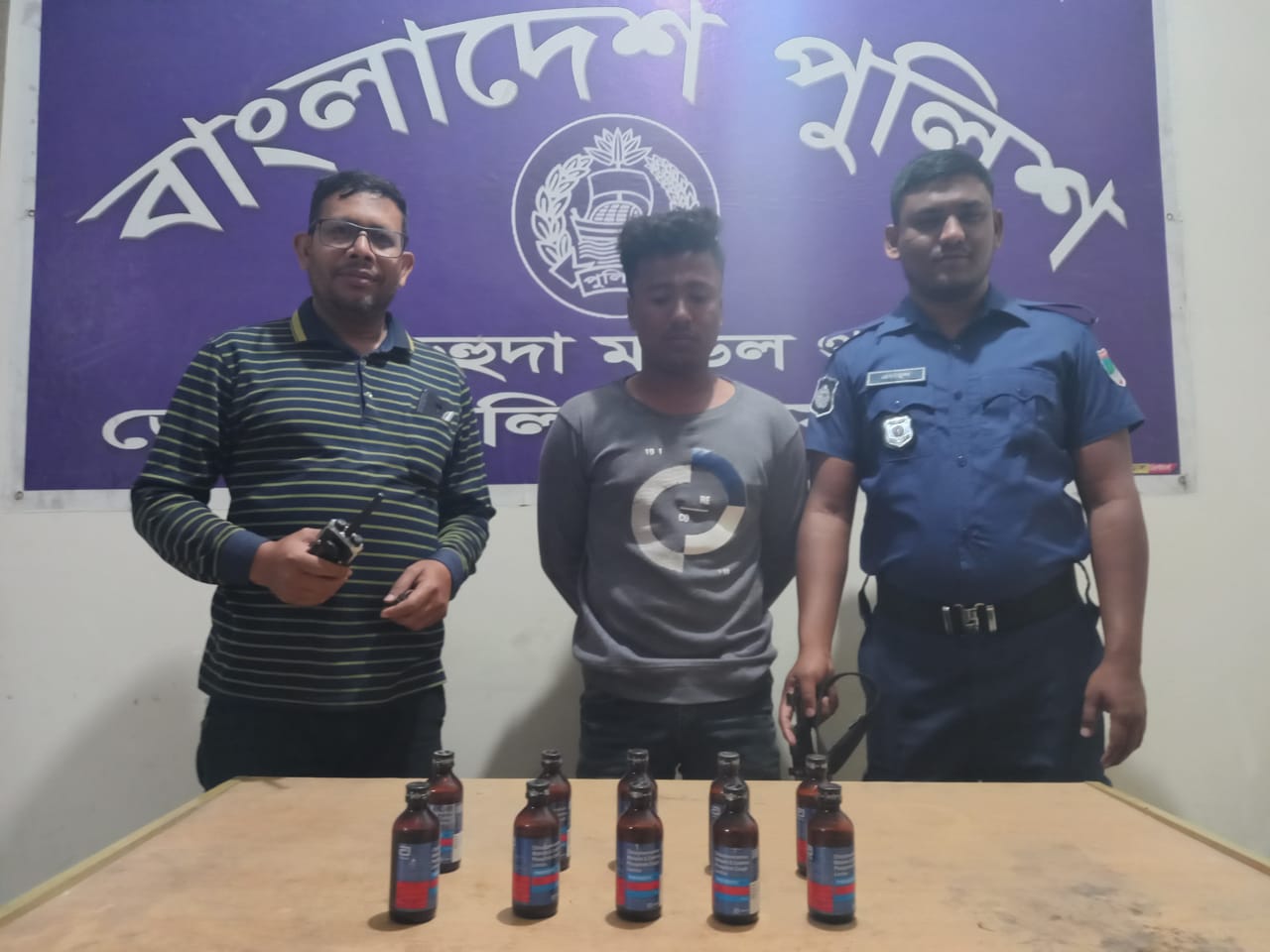 দামুড়হুদায় ৩২ বোতল ফেন্সিডিলসহ দুজন আটক