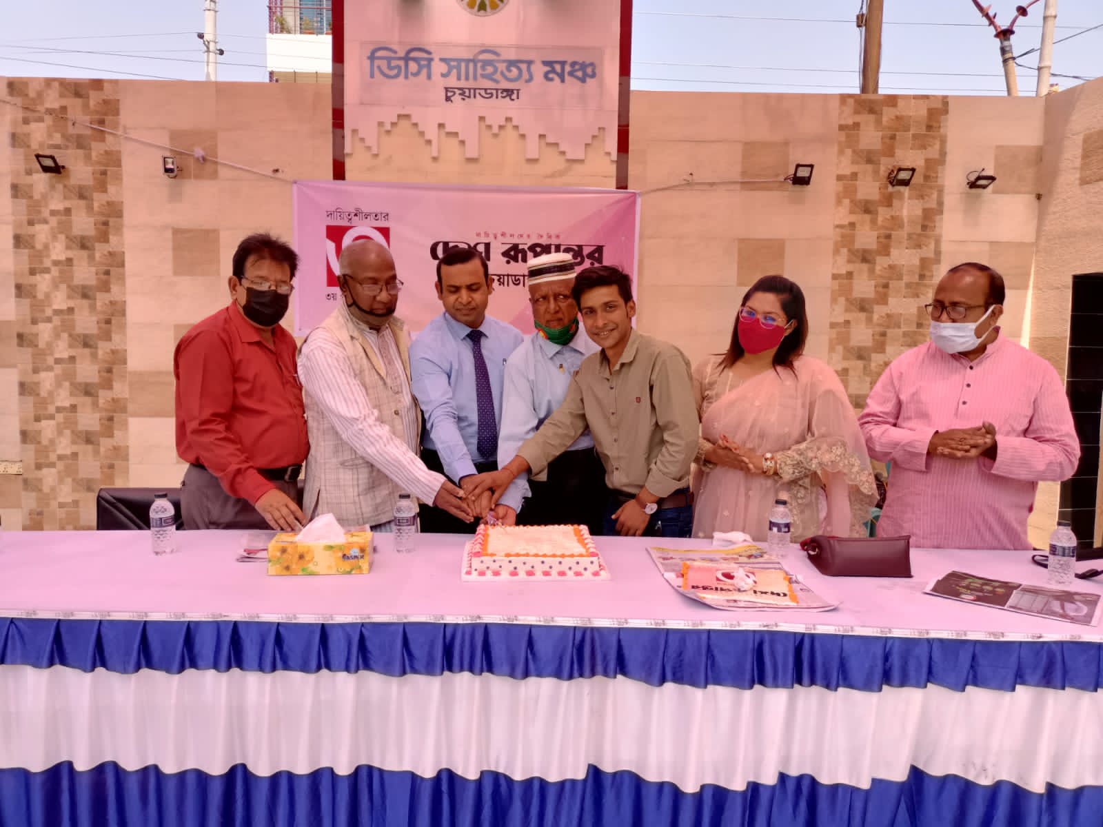চুয়াডাঙ্গায় কেক কেটে দেশ রূপান্তরের প্রতিষ্ঠাবার্ষিকী পালন, শুভেচ্ছা জানালেন ডিসি