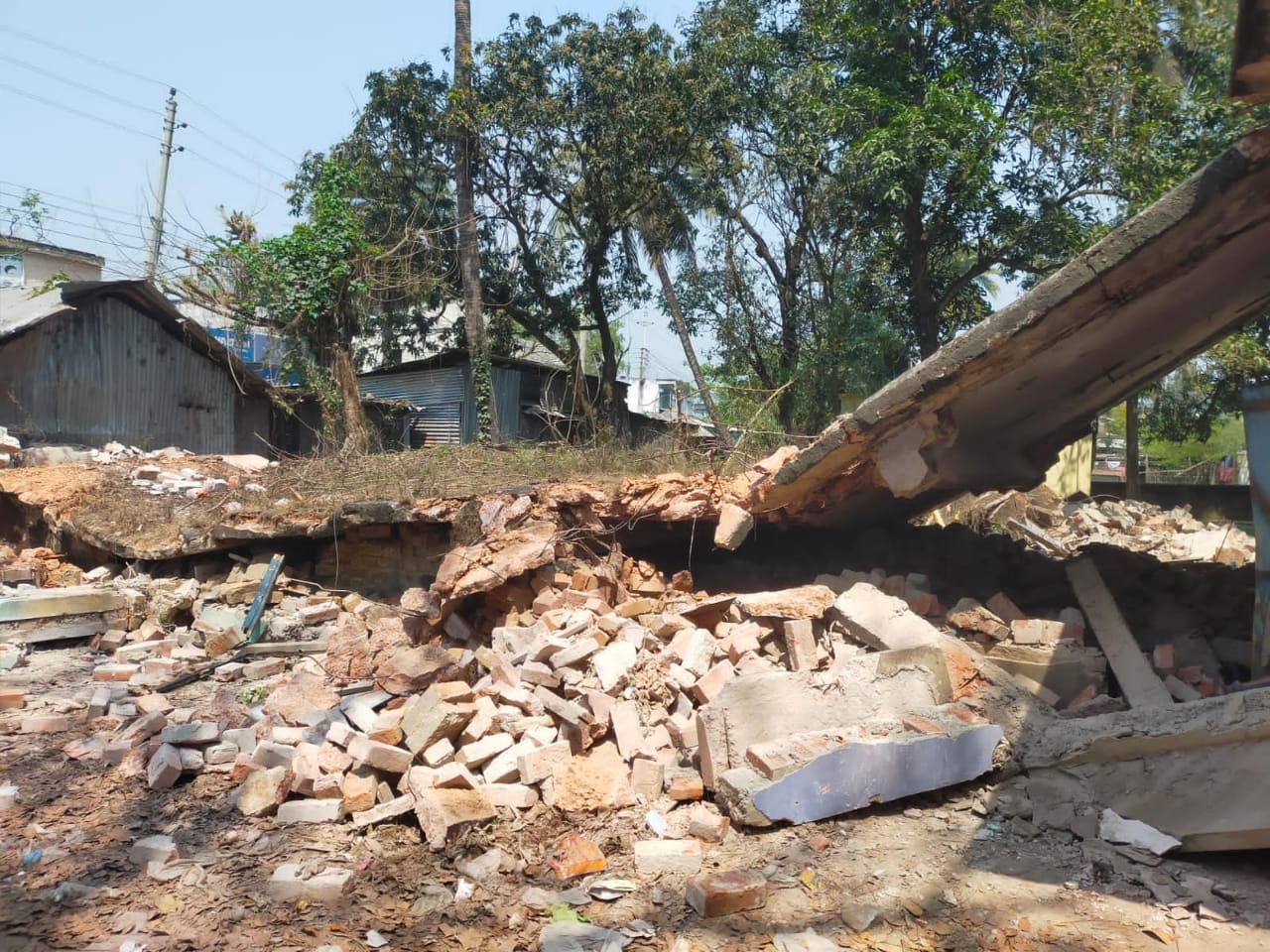 সরোজগঞ্জে রাতের আধারে কৃষি কর্মকর্তার কার্যালয় গুঁড়িয়ে দিল দুর্বৃত্তরা
