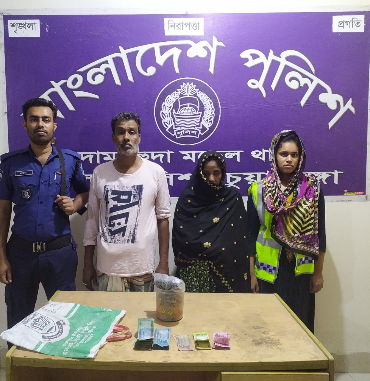 দামুড়হুদায় গাঁজা ও নগদ টাকাসহ দম্পতি আটক