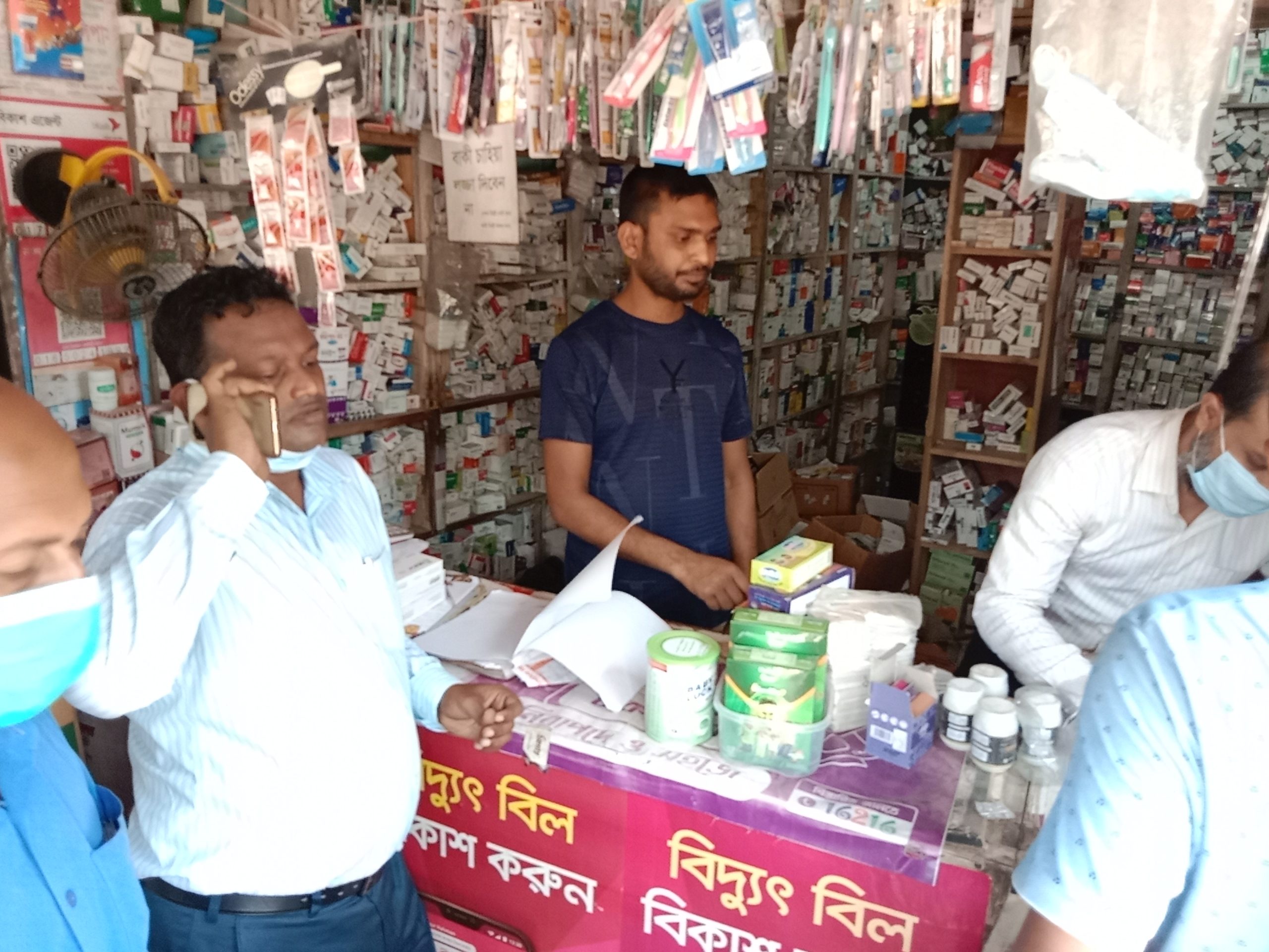 ওষুধের দোকানে কসমেটিক্স পণ্য বিক্রি!