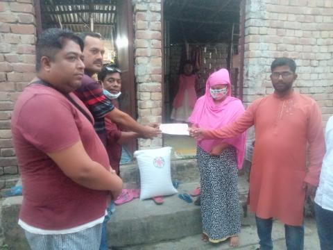 দর্শনা আজিমপুরে অসহায় এক নারীকে সহায়তা প্রদান