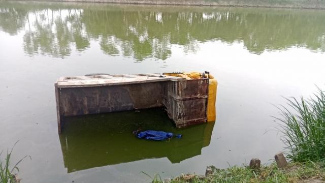 আমঝুপিতে বালু বোঝাই ট্রাক উল্টে পুকুরে, চালক আহত