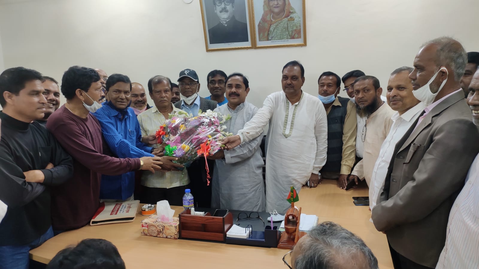 দৌলৎগঞ্জ-মাজদিয়া স্থলবন্দরের গেজেট হওয়ায় জীবননগরবাসীর পক্ষ থেকে এমপি টগরকে ফুলেল শুভেচ্ছা