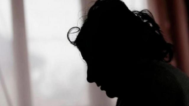 আলমডাঙ্গায় বিয়ের দাবিতে প্রেমিকের বাড়িতে স্কুলছাত্রী