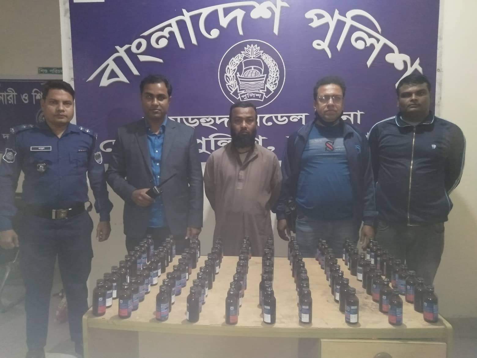 কার্পাসডাঙ্গায় ফেনসিডিলসহ ইজিবাইক চালক আটক