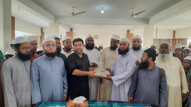 সাহিদুজ্জামান টরিকের মহানুভবতা : মাদ্রাসার ছাত্র-শিক্ষকদের ঈদের উপহার