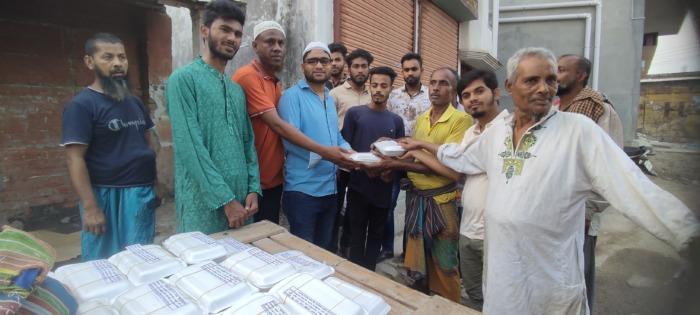 চুয়াডাঙ্গায় রোজাদারদের মধ্যে ছাত্রলীগের ইফতার বিতরণ
