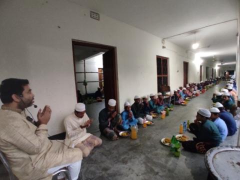 চুয়াডাঙ্গার পাঁচকমলাপুর মাদ্রাসার ছাত্র-শিক্ষকদের সাথে ইফতার করলেন জেলা প্রশাসক মোহাম্মদ আমিনুল ইসলাম খানসহ জেলার বিশিষ্টজনেরা