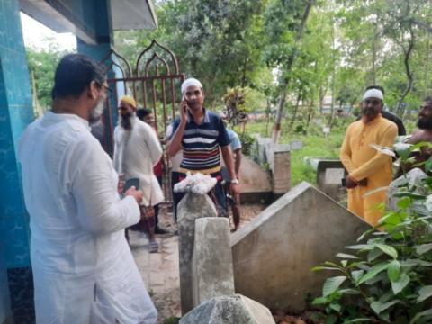 জীবননগর কেন্দ্রীয় গোরস্থান থেকে ফেনসিডিল উদ্ধার