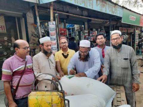 জীবননগরে এসএসসি ৮৭ ব্যাচের উদ্যোগে খাদ্য সামগ্রী বিতরণ
