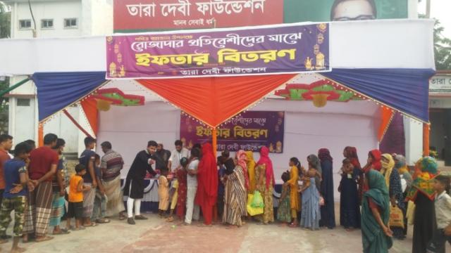 তারা দেবী ফাউন্ডেশনের উদ্যোগে ৪ শতাধিক রোজাদারের মধ্যে ইফতার বিতরণ