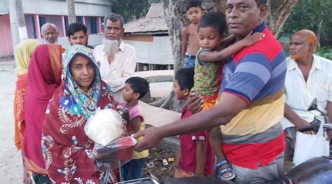 আলমডাঙ্গায় গরিব ও দুস্থদের মাঝে শাড়ী, চিনি ও সেমাই বিতরণ