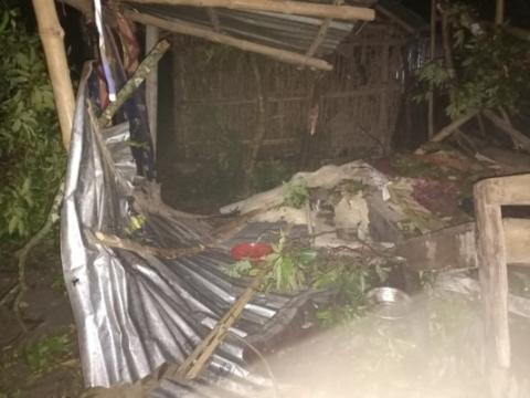 দামুড়হুদার কুড়ুলগাছিতে ঘরের ওপর গাছ পড়ে গৃহবধূর মৃত্যু