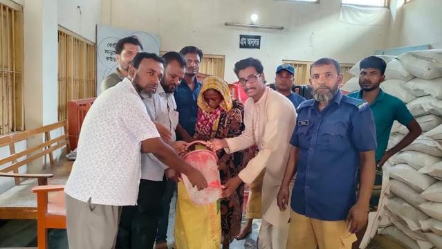 কুড়ুলগাছি ইউনিয়নে ভিজিএফ'র চাল বিতরণ