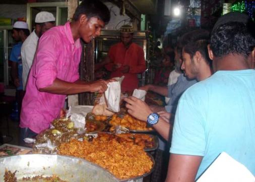 গাংনীর বিভিন্ন হাট-বাজারে জিলাপিতে ব্যবহার করা হচ্ছে পোড়া মবিল, বাড়ছে স্বাস্থ্যঝুঁকি