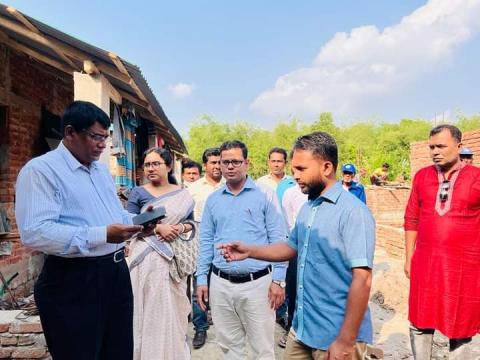 হরিণাকুণ্ডুতে আশ্রয়ন প্রকল্পের ঘর নির্মাণকাজ পরিদর্শনে অতিরিক্ত বিভাগীয় কমিশনার