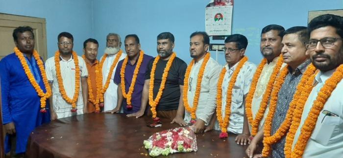 চুয়াডাঙ্গা জেলা বিএনপির সদস্যসচিব শরীফকে কুতুবপুর ইউনিয়ন বিএনপির নবনির্বাচিত কমিটির ফুলেল শুভেচ্ছা