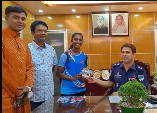 প্রমিলা ফুটবলার বিদিশাকে শুভেচ্ছা জানালেন চুয়াডাঙ্গার ডিসি-এসপি