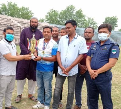 চল্লিশোর্ধ ওপেন দ্বৈত ব্যাডমিন্টন টুর্ণামেন্টে চুয়াডাঙ্গার রোকন-নাহিদ জুটি চ্যাম্পিয়ন