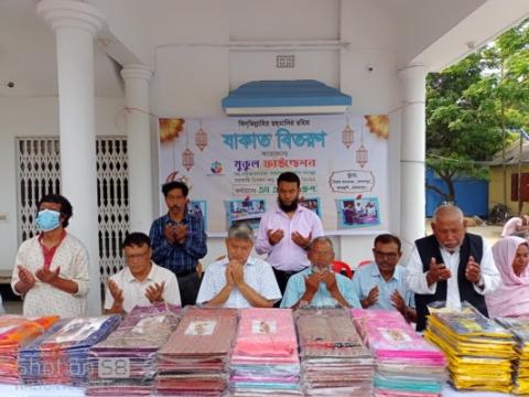 আমঝুপিতে মুকুল ফাউন্ডেশনের উদ্যোগে দুস্থদের মাঝে বস্ত্র বিতরণ
