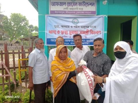 জীবননগরে অসহায় মানুষের মধ্যে খাদ্য ও স্বাস্থ্য সুরক্ষা সামগ্রী বিতরণ