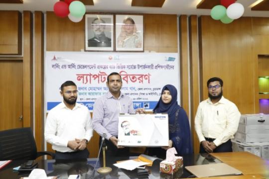 চুয়াডাঙ্গায় প্রশিক্ষণার্থীদের মাঝে ল্যাপটপ বিতরণ