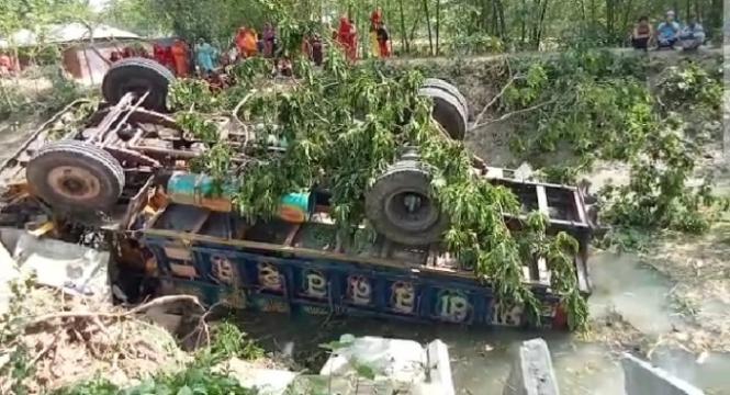 আলমডাঙ্গা ও জীবননগরে পৃথক দুটি স্থানে ট্রাক ও মাটি ভর্তি ট্রাক্টর উল্টে খাদে