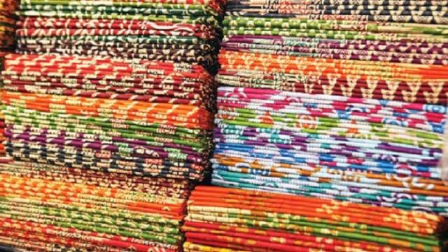 আন্দুলবাড়ীয়ায় মির্জা শাহরিয়ার মাহমুদ লণ্টুর পক্ষে শাড়ি বিতরণ