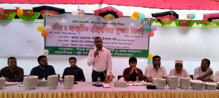 জীবননগরে প্রবীণদের মাঝে পুরস্কার বিতরণকালে ডিসি আমিনুল ইসলাম খান