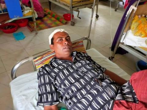 গাংনীতে ব্যবসায়ীকে কুপিয়ে জখম