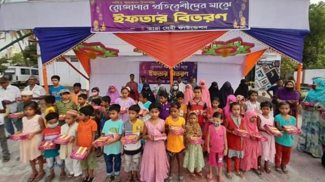 তারা দেবী ফাউন্ডেশনের উদ্যোগে রোজাদার ও পথশিশুদের মধ্যে ইফতার বিতরণ