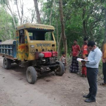 হরিণাকু-ুতে অবৈধভাবে বালু উত্তোলন, দুটি লরি জব্দ