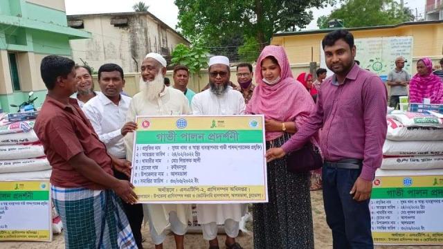 আলমডাঙ্গায় খামারীদের মাঝে উপকরণ বিতরণ