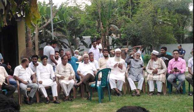 আলমডাঙ্গায় দলীয় নেতাকর্মীদের সাথে মতবিনিময়কালে এমপি ছেলুন জোয়ার্দ্দার
