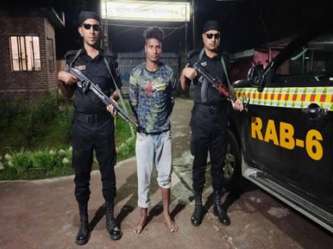 দর্শনায় ফেন্সিডিলসহ মাদক ব্যবসায়ী আটক