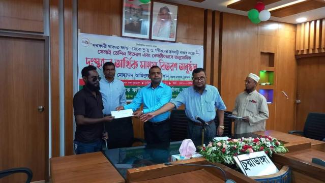 চুয়াডাঙ্গায় যাকাত ফান্ড থেকে দুস্থ ও গরীবদের মাঝে সেলাই মেশিন ও নগদ অর্থ বিতরণ