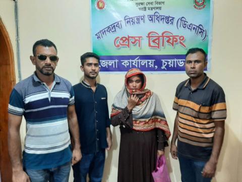 দর্শনায় ফেনসিডিলসহ নারী মাদক ব্যবসায়ী মাসুরা আটক